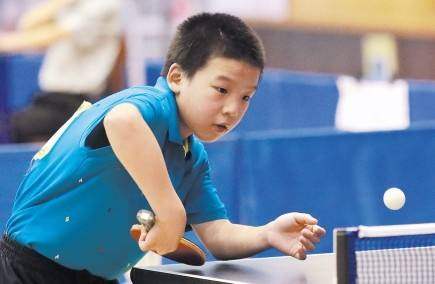 他接连利用 他接连利用